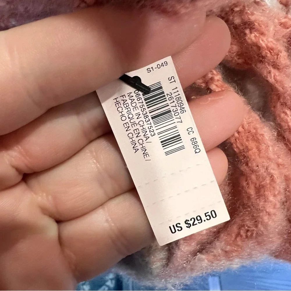 Victoria’s Secret Holiday Plush Scarf New With Tags Pinks and Grays. - Picture 4 of 5